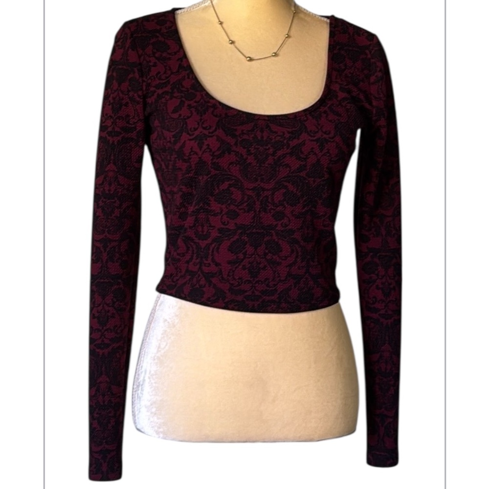 XXI Forever 21 Elegant Black and Red/ Burgundy Waffle Textured Crop Top NWOT